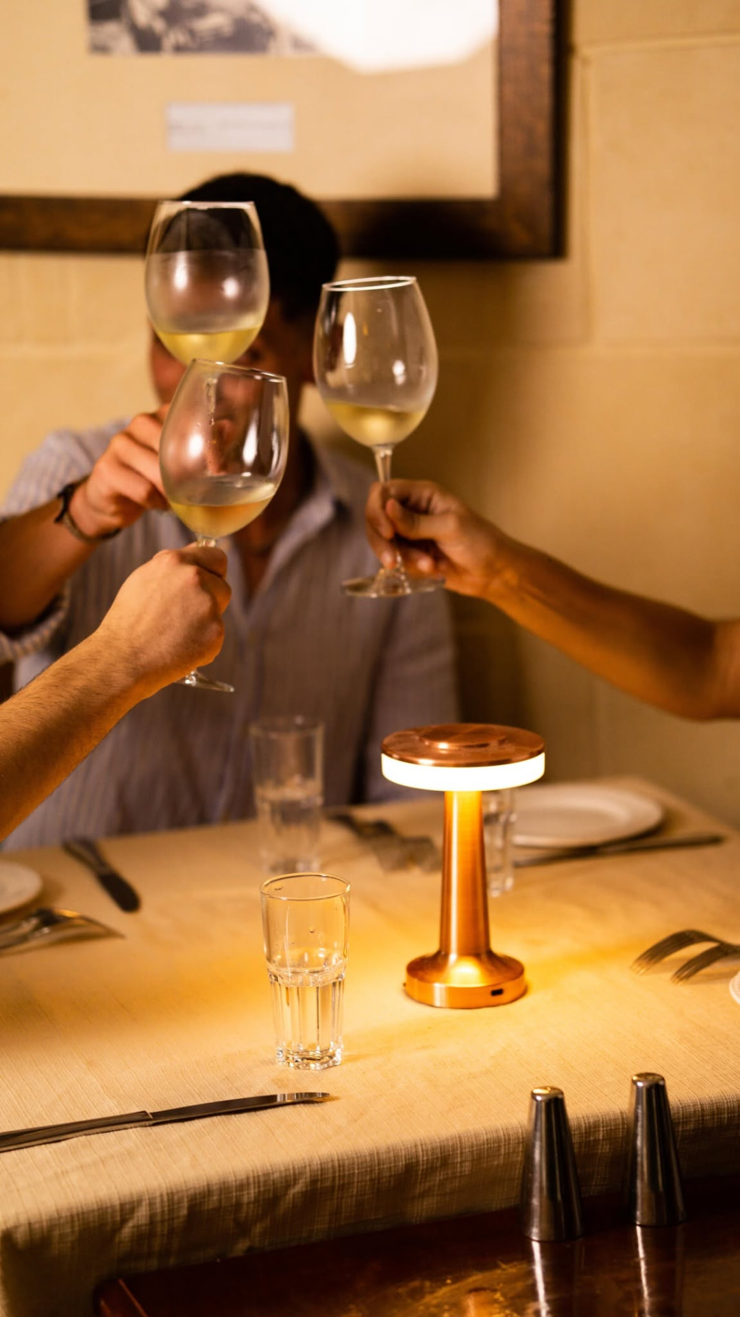 Guests raising wine glasses at Da Manuel